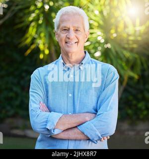 Amo coloro che possono sorridere in difficoltà, un uomo anziano che sta all'aperto. Foto Stock