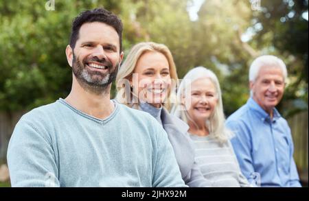 Più grande è la tua famiglia, più grandi sono i tuoi problemi. Una coppia trascorre del tempo all'aperto con i genitori. Foto Stock
