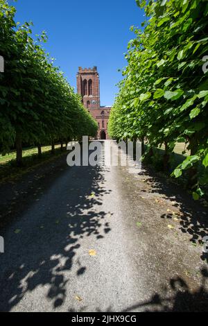 Villaggio di Eccleston, Inghilterra. Vista pittoresca della fine del 19th secolo George Frederick Bodley disegnò la Chiesa di Santa Maria. Foto Stock