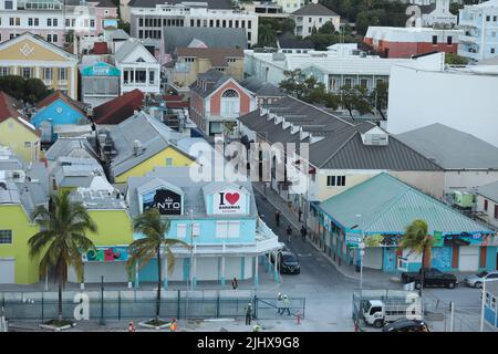 Harborside Villas vista aerea al Porto di Nassau con il centro di Nassau sullo sfondo, da Paradise Island, Bahamas. Foto Stock