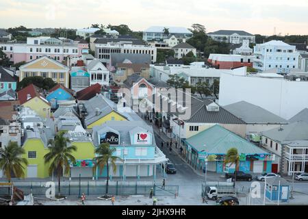 Harborside Villas vista aerea al Porto di Nassau con il centro di Nassau sullo sfondo, da Paradise Island, Bahamas. Foto Stock