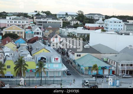 Harborside Villas vista aerea al Porto di Nassau con il centro di Nassau sullo sfondo, da Paradise Island, Bahamas. Foto Stock