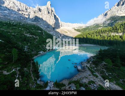 Splendida vista sul lago Sorapis con le sue acque turchesi e circondato da splendide montagne rocciose. Foto Stock