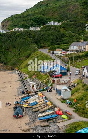 Tresaith Ceredigion West Wales UK Luglio 12 2022 guardando giù sulla località balneare di Tresaith in Ceredigion West Wales Foto Stock