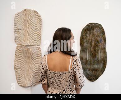 Elizabeth Xi Bauer Gallery, Deptford, Londra, Regno Unito. 21 luglio 2022 la mostra di gruppo The Immortal presenta opere di Caroline Achaintre, Lorena Ancona, Tonico Lemos AUD, Dan Coopey, Marta Jakobovits e Antonio Pichillá e si ispira a come questi artisti incarnano la mostra fino al 14 settembre. Immagine: Caroline Achaintre, 2019. A sinistra: Sir Plus; a destra: Akin. Per gentile concessione di Arcade London & Brussels e ArtConcept, Parigi. Credit: Malcolm Park/Alamy Live News Foto Stock