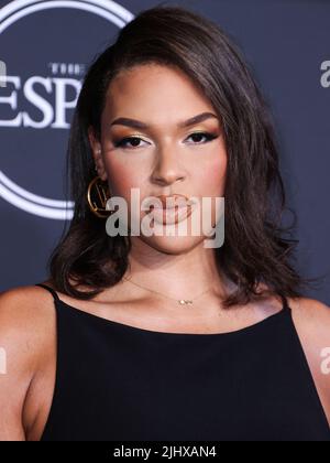 Hollywood, Stati Uniti. 20th luglio 2022. HOLLYWOOD, LOS ANGELES, CALIFORNIA, USA - LUGLIO 20: Il professionista australiano di basket Liz Cambage arriva ai premi ESPY 2022 che si tengono al Dolby Theatre il 20 luglio 2022 a Hollywood, Los Angeles, California, Stati Uniti. (Foto di Xavier Collin/Image Press Agency) Credit: Image Press Agency/Alamy Live News Foto Stock