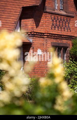 Villaggio di Eccleston, Inghilterra. Vista ravvicinata pittoresca della fine del 19th secolo, progettato da Douglas e Fordham, Old Shop Cottage. Foto Stock