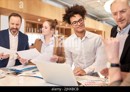 Il team creativo di un'agenzia di progettazione lavora insieme per sviluppare un sito web Foto Stock
