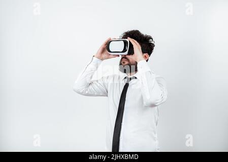 Uomo in piedi che indossa occhiali VR che presentano messaggi importanti. Uomo d'affari che ha occhiali di realtà virtuale e che mostra informazioni Crociere. Maschio Foto Stock