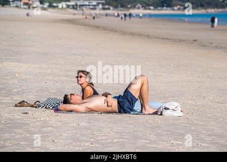 Adelaide Australia 21 luglio 2022. Persone prendere il sole nel caldo sole invernale su una spiaggia nel sobborgo costiero di Brighton Adelaide Credit. amer Ghazzal/Alamy Live News Foto Stock