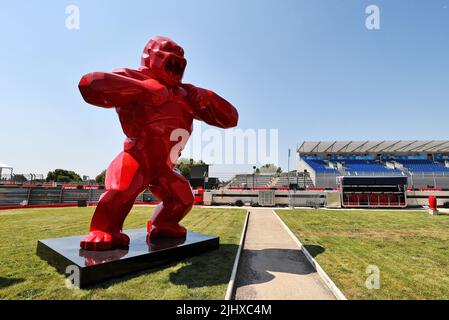 Le Castellet, Francia. 21st luglio 2022. Circuito atmosfera - scultura gorilla. Gran Premio di Francia, giovedì 21st luglio 2022. Paul Ricard, Francia. Credit: James Moy/Alamy Live News Credit: James Moy/Alamy Live News Foto Stock