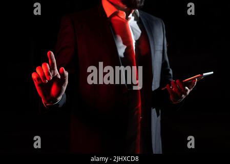 Businessman che tiene il tablet e punta con un dito sul messaggio importante. Executive in Suit che presenta informazioni Crociere. Gentleman mostrando Foto Stock