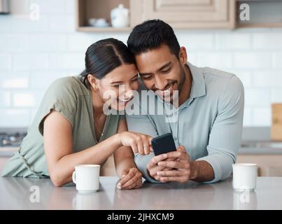 HES ha ricevuto i ricordi più divertenti: Una giovane coppia che usa un telefono a casa. Foto Stock