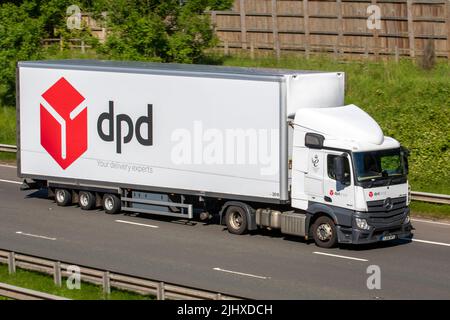 DPD Delivery 2016 White Mercedes Benz 1843LS HGV10677 cc Diesel Truck; viaggiando sull'autostrada M6, Regno Unito Foto Stock