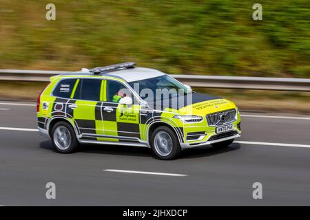 National Highways Agency Traffic Officer alla guida di Volvo XC90 Momentum T8 Rchrg AWD Un veicolo di pattuglia SUV ibrido plug-in station wagon; viaggiando sull'autostrada M6, Regno Unito Foto Stock