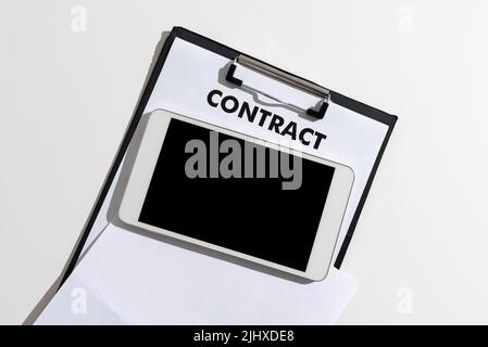 Tablet con messaggio importante sugli Appunti e sul foglio di carta. Schermata del telefono cellulare con informazioni crociate sopra le note. Aggiornamenti critici presentati Foto Stock