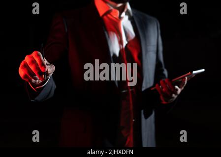 Businessman che tiene il tablet e punta con la penna sul messaggio importante. Executive in Suit che presenta informazioni Crociere. Gentleman mostrando critico Foto Stock