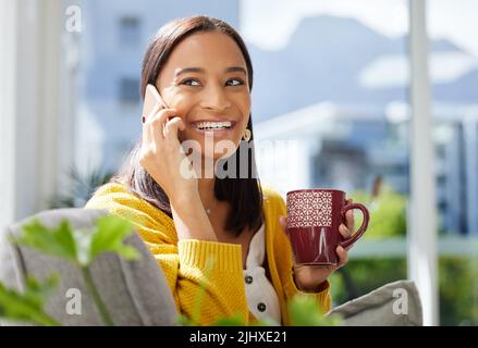 Sono più felice di ogni telefonata. Una giovane donna che chiama a casa. Foto Stock