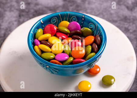 Caramelle colorate. Caramelle al cioccolato su sfondo scuro. Primo piano Foto Stock