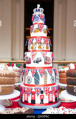 Un banchetto del Platinum Jubilee realizzato dall'artista Lucy Sparrow, che accompagna la collezione personale della Regina Elisabetta II, con magnifici gioielli e fotografie della Regina, che saranno esposte nella speciale esposizione Platinum Jubilee: L'adesione della Regina all'apertura estiva di Buckingham Palace dal 22 luglio. Data foto: Giovedì 21 luglio 2022. Foto Stock