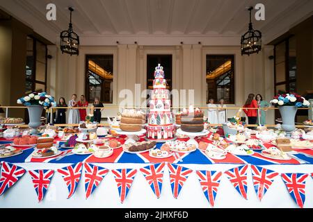 Un banchetto del Platinum Jubilee realizzato dall'artista Lucy Sparrow, che accompagna la collezione personale della Regina Elisabetta II, con magnifici gioielli e fotografie della Regina, che saranno esposte nella speciale esposizione Platinum Jubilee: L'adesione della Regina all'apertura estiva di Buckingham Palace dal 22 luglio. Data foto: Giovedì 21 luglio 2022. Foto Stock