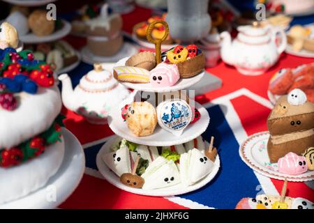 Un banchetto del Platinum Jubilee realizzato dall'artista Lucy Sparrow, che accompagna la collezione personale della Regina Elisabetta II, con magnifici gioielli e fotografie della Regina, che saranno esposte nella speciale esposizione Platinum Jubilee: L'adesione della Regina all'apertura estiva di Buckingham Palace dal 22 luglio. Data foto: Giovedì 21 luglio 2022. Foto Stock