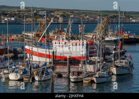 Newlyn Harbour, Penzance, Cornovaglia, Inghilterra, Regno Unito. 2022. Pescherecci commerciali e imbarcazioni da diporto nel porto di Newlyn, Foto Stock