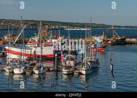 Newlyn Harbour, Penzance, Cornovaglia, Inghilterra, Regno Unito. 2022. Pescherecci commerciali e imbarcazioni da diporto nel porto di Newlyn, Foto Stock