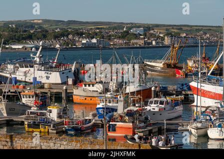 Newlyn Harbour, Penzance, Cornovaglia, Inghilterra, Regno Unito. 2022. Pescherecci commerciali e imbarcazioni da diporto nel porto di Newlyn, Foto Stock