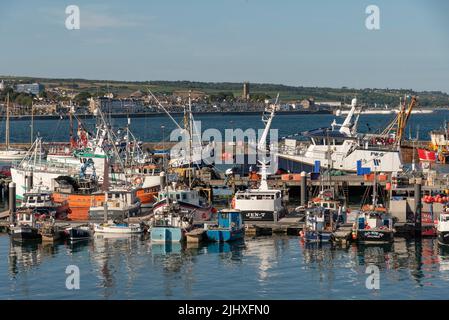 Newlyn Harbour, Penzance, Cornovaglia, Inghilterra, Regno Unito. 2022. Pescherecci commerciali e imbarcazioni da diporto nel porto di Newlyn, Foto Stock