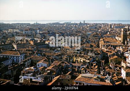 Vista obliqua rialzata ad ovest sui tetti degli edifici dell'estrico, Venezia, Italia, 1959 Foto Stock