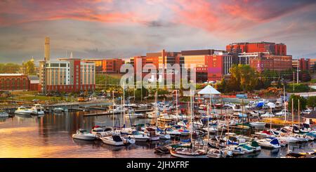 Erie, Pennsylvania, USA centro sulla baia al tramonto. Foto Stock