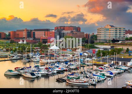 Erie, Pennsylvania, USA centro sulla baia al tramonto. Foto Stock