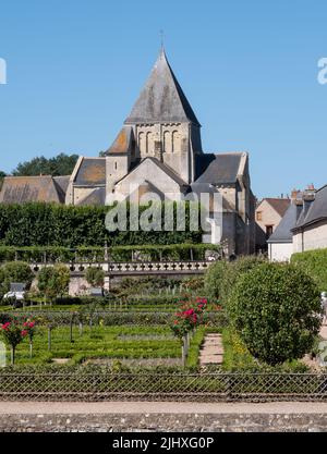 In lontananza dei tetti della chiesa romanica di Saint Etienne Eglise a Villandy, preso dal giardino a Chateau de Villandry in Loira, Francia. Foto Stock