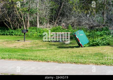 Contenitore per rifiuti a prova di animali nel parco pubblico Foto Stock