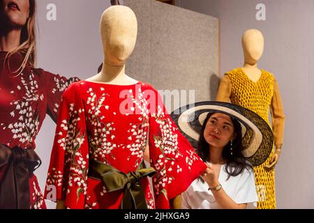 Londra, Regno Unito. 21 luglio 2022. Un membro dello staff presenta una “Dolce e Gabbana alta Moda: Un abito in Lily of the Valley dipinto di seta rossa” (Est. £1.500 - £2.000) alla fotocall per “The Craft of Luxury: Haute Couture and Handbags” a Bonhams, New Bond Street. Articoli Haute couture di grandi designer come Valentino, Hermès, Chanel, Dolce & Gabbana, e Dior, Da una collezione privata a singolo proprietario, sono offerti in vendita online fino al 26 luglio. Credit: Stephen Chung / Alamy Live News Foto Stock