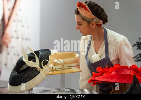 Londra, Regno Unito. 21 luglio 2022. Un membro dello staff vede i cappelli di design alla fotocall per “The Craft of Luxury: Haute Couture and Handbags” a Bonhams, New Bond Street. Articoli Haute couture di grandi designer come Valentino, Hermès, Chanel, Dolce & Gabbana, e Dior, Da una collezione privata a singolo proprietario, sono offerti in vendita online fino al 26 luglio. Credit: Stephen Chung / Alamy Live News Foto Stock