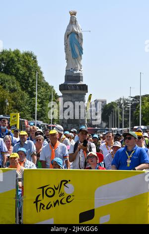 Hautacam, Francia. 21st luglio 2022. L'illustrazione mostra i tifosi raffigurati all'inizio della tappa 18 della gara ciclistica del Tour de France, da Lourdes a Hautacam (143km), Francia, giovedì 21 luglio 2022. Il Tour de France di quest'anno si svolge dal 01 al 24 luglio 2022. BELGA FOTO DAVID STOCKMAN - UK OUT Credit: Belga News Agency/Alamy Live News Foto Stock