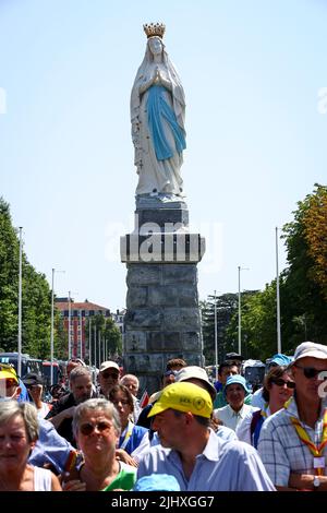 Hautacam, Francia. 21st luglio, 2022. Tifosi raffigurati all'inizio della tappa 18 della gara ciclistica Tour de France, da Lourdes a Hautacam (143km), Francia, Giovedi 21 luglio 2022. Il Tour de France di quest'anno si svolge dal 01 al 24 luglio 2022. BELGA PHOTO DAVID PINTENS - UK OUT Credit: Belga News Agency/Alamy Live News Foto Stock