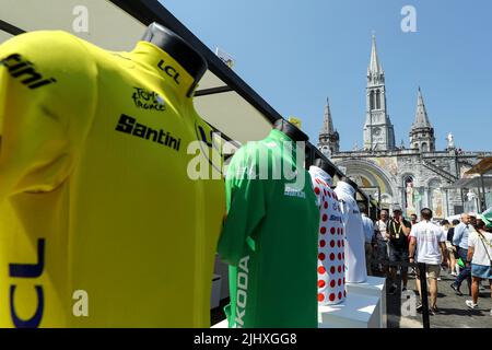 Hautacam, Francia. 21st luglio 2022. L'illustrazione mostra le maglie raffigurate all'inizio della tappa 18 della gara ciclistica Tour de France, da Lourdes a Hautacam (143km), Francia, giovedì 21 luglio 2022. Il Tour de France di quest'anno si svolge dal 01 al 24 luglio 2022. BELGA PHOTO DAVID PINTENS - UK OUT Credit: Belga News Agency/Alamy Live News Foto Stock