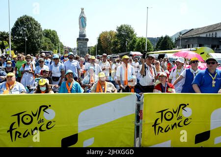 Hautacam, Francia. 21st luglio 2022. L'illustrazione mostra l'inizio della tappa 18 della gara ciclistica del Tour de France, da Lourdes a Hautacam (143km), Francia, giovedì 21 luglio 2022. Il Tour de France di quest'anno si svolge dal 01 al 24 luglio 2022. BELGA PHOTO DAVID PINTENS - UK OUT Credit: Belga News Agency/Alamy Live News Foto Stock