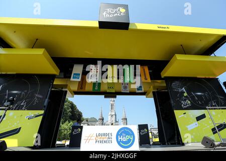 Hautacam, Francia. 21st luglio 2022. L'illustrazione mostra il podio di partenza raffigurato all'inizio della tappa 18 della gara ciclistica del Tour de France, da Lourdes a Hautacam (143km), Francia, giovedì 21 luglio 2022. Il Tour de France di quest'anno si svolge dal 01 al 24 luglio 2022. BELGA PHOTO DAVID PINTENS - UK OUT Credit: Belga News Agency/Alamy Live News Foto Stock