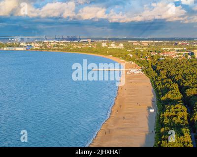 Moody cielo sulla costa del Mar Baltico verso il cantiere di Gdansk, paesaggio aereo al tramonto Foto Stock