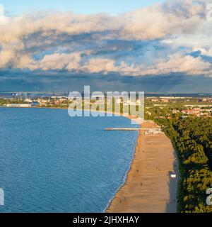 Moody cielo sulla costa del Mar Baltico verso il cantiere di Gdansk, paesaggio aereo al tramonto Foto Stock