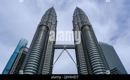 Le Petronas Towers, nel centro della città di Kuala Lumpur, la capitale della Malesia, erano gli edifici più alti del mondo tra il 1998 e il 2004 Foto Stock