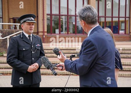 Vice Capo Constable, Surrey Police Nev Kemp parla ai media fuori dalla corte del Coroner di Surrey a Woking, a seguito della conclusione del pub di Guildford bombardamenti inquest. I bombardamenti uccisero il civile Paul Craig e i soldati Ann Hamilton, Caroline Slater, William Forsyth e John Hunter, e ferirono 65 persone quando due bombe IRA esplonarono nel Horse and Groom e nei pub Seven Stars, a Guildford, Surrey, il 5 1974 ottobre. Data foto: Giovedì 21 luglio 2022. Foto Stock