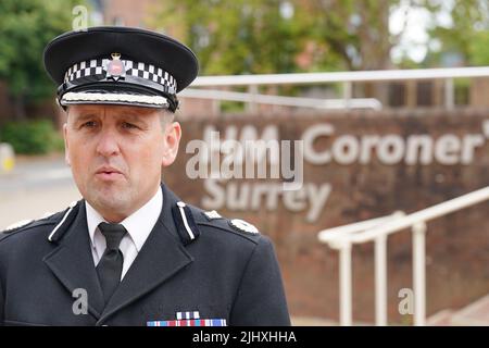 Vice Capo Constable, Surrey Police Nev Kemp parla ai media fuori dalla corte del Coroner di Surrey a Woking, a seguito della conclusione del pub di Guildford bombardamenti inquest. I bombardamenti uccisero il civile Paul Craig e i soldati Ann Hamilton, Caroline Slater, William Forsyth e John Hunter, e ferirono 65 persone quando due bombe IRA esplonarono nel Horse and Groom e nei pub Seven Stars, a Guildford, Surrey, il 5 1974 ottobre. Data foto: Giovedì 21 luglio 2022. Foto Stock