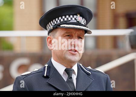 Vice Capo Constable, Surrey Police Nev Kemp parla ai media fuori dalla corte del Coroner di Surrey a Woking, a seguito della conclusione del pub di Guildford bombardamenti inquest. I bombardamenti uccisero il civile Paul Craig e i soldati Ann Hamilton, Caroline Slater, William Forsyth e John Hunter, e ferirono 65 persone quando due bombe IRA esplonarono nel Horse and Groom e nei pub Seven Stars, a Guildford, Surrey, il 5 1974 ottobre. Data foto: Giovedì 21 luglio 2022. Foto Stock