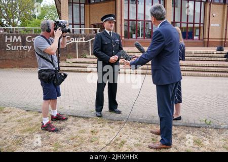 Vice Capo Constable, Surrey Police Nev Kemp parla ai media fuori dalla corte del Coroner di Surrey a Woking, a seguito della conclusione del pub di Guildford bombardamenti inquest. I bombardamenti uccisero il civile Paul Craig e i soldati Ann Hamilton, Caroline Slater, William Forsyth e John Hunter, e ferirono 65 persone quando due bombe IRA esplonarono nel Horse and Groom e nei pub Seven Stars, a Guildford, Surrey, il 5 1974 ottobre. Data foto: Giovedì 21 luglio 2022. Foto Stock