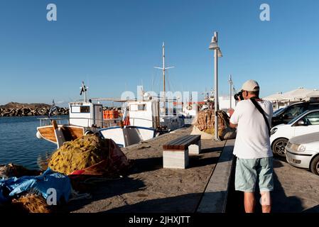 Uomo che scatta foto a Naousa, Paros Foto Stock